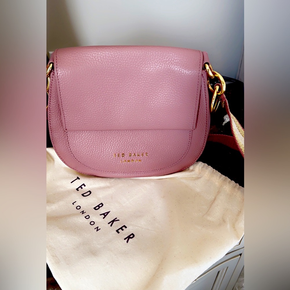 Ted Baker Crossbody strap
Magnetic clasp
Inside zip pocket
Ted Baker-branded - Picture 1 of 1
